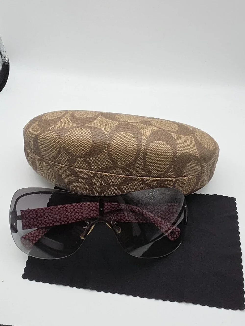 Coach Signiture Red Monogram Visor Oversized Black Women's Sunnies (GOOD/FAIR)✨️